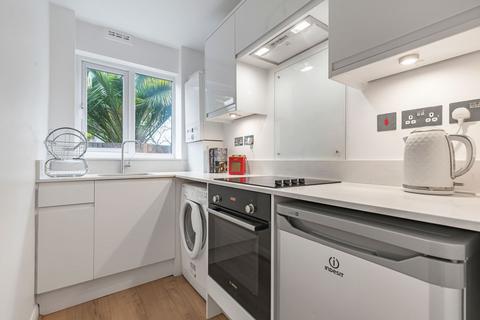 2 bedroom flat to rent, Battersea High Street, London, SW11
