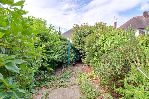 2 bedroom flat for sale, Hadleigh Road, Leigh-on-Sea SS9