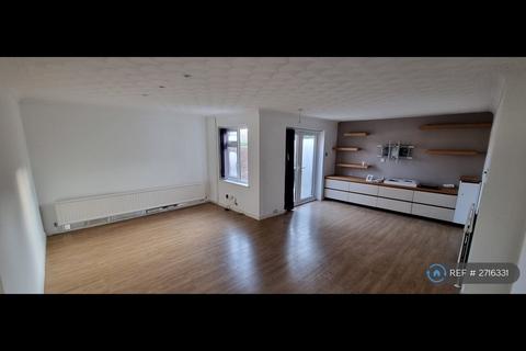 3 bedroom end of terrace house to rent, Long Meadow, Aylesbury, HP21