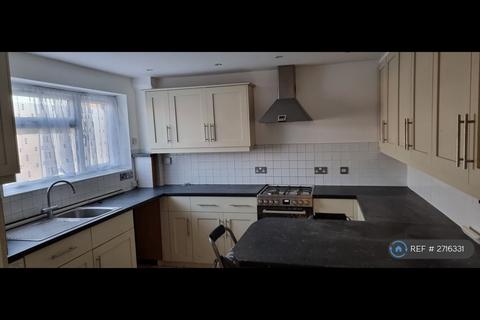 3 bedroom end of terrace house to rent, Long Meadow, Aylesbury, HP21