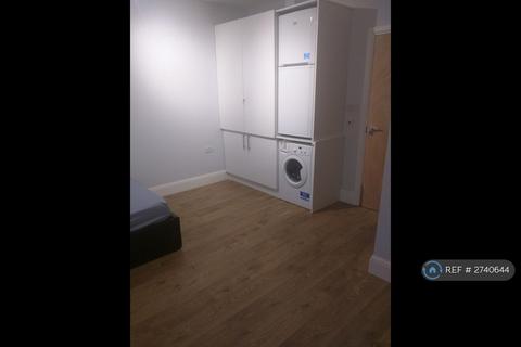 Studio to rent, Gladstone Park Gardens, London, NW2