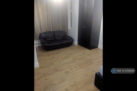 Studio to rent, Gladstone Park Gardens, London, NW2