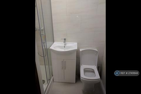 Studio to rent, Gladstone Park Gardens, London, NW2