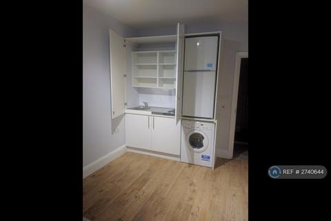 Studio to rent, Gladstone Park Gardens, London, NW2