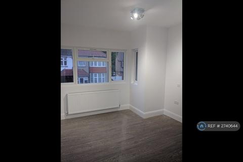 Studio to rent, Gladstone Park Gardens, London, NW2