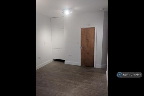 Studio to rent, Gladstone Park Gardens, London, NW2