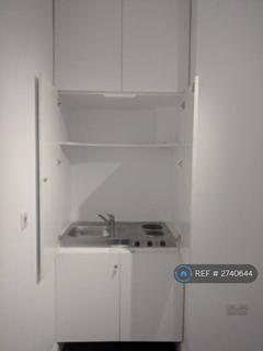 Studio to rent, Gladstone Park Gardens, London, NW2
