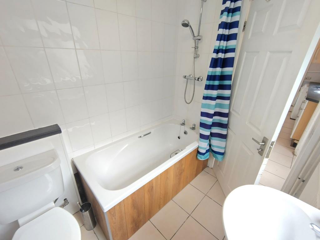 Bright, well-maintained bathroom with a combine...