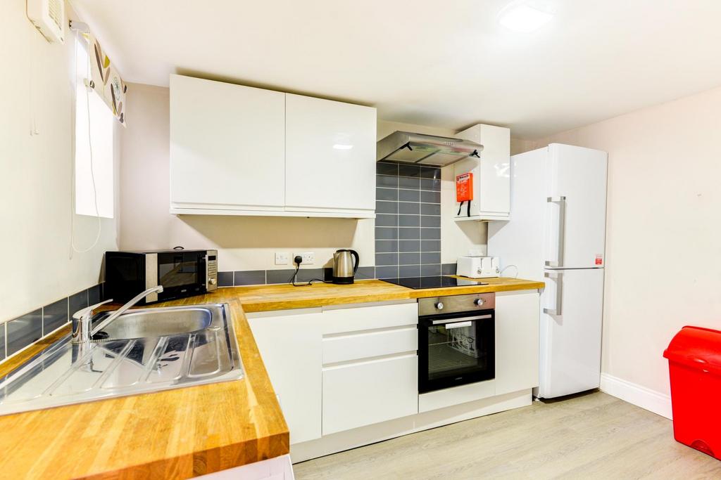 Well-kept modern kitchen with wood-effect workt...