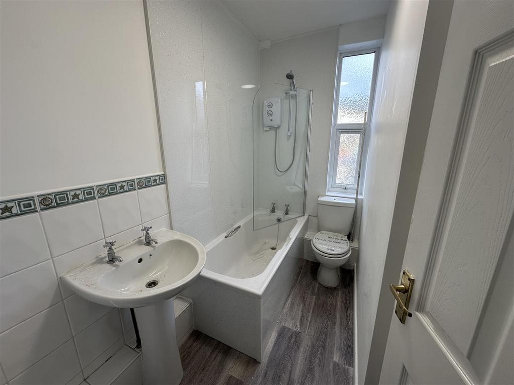 17a C Bathroom.jpg