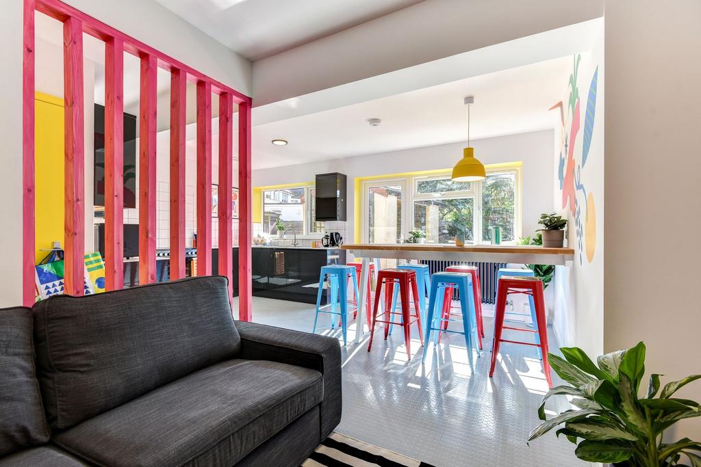 This vibrant kitchen features a modern design w...