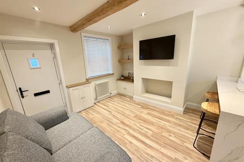 2 bedroom end of terrace house to rent, Station Road, Parkgate