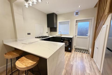 2 bedroom end of terrace house to rent, Station Road, Parkgate