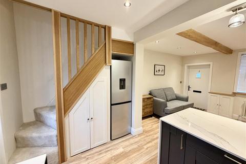 2 bedroom end of terrace house to rent, Station Road, Parkgate