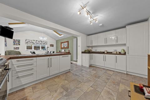 4 bedroom semi-detached house for sale, Swinburne Close, Kettering, NN16