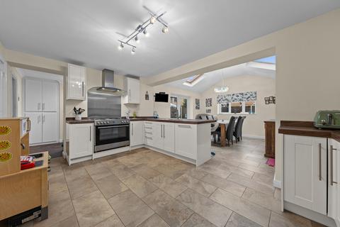 4 bedroom semi-detached house for sale, Swinburne Close, Kettering, NN16