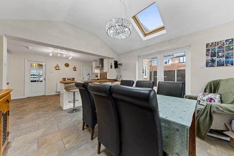 4 bedroom semi-detached house for sale, Swinburne Close, Kettering, NN16