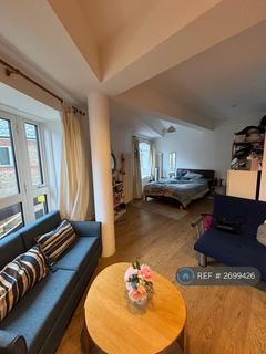 Studio to rent, Prusoms Island, London, E1W