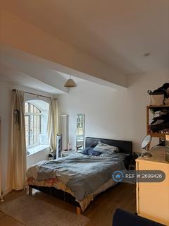 Studio to rent, Prusoms Island, London, E1W