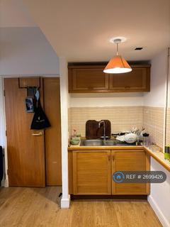 Studio to rent, Prusoms Island, London, E1W