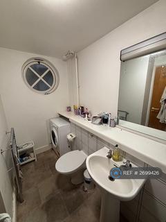 Studio to rent, Prusoms Island, London, E1W