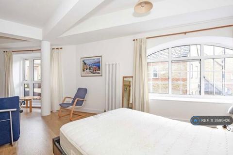undefined, Prusoms Island, London, E1W