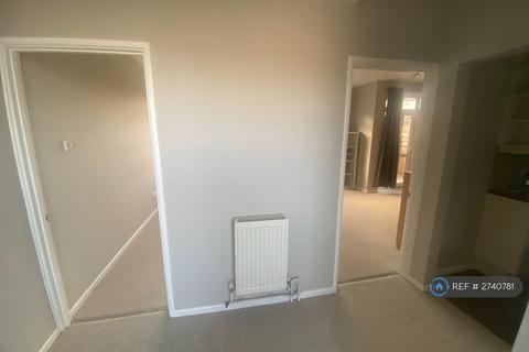 2 bedroom flat to rent, Allenswood, London, SW19