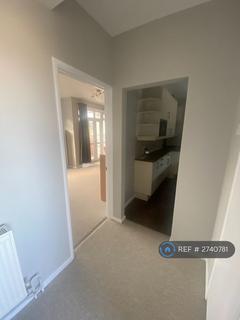 2 bedroom flat to rent, Allenswood, London, SW19