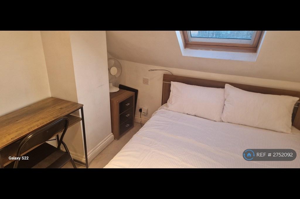 King Sized Bed With Two Side Lights