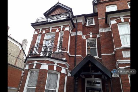 3 bedroom flat to rent, Shepherds Hill, London, N6