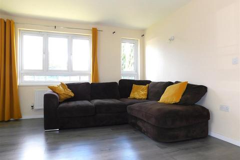 2 bedroom flat to rent, Elvedon Road, Feltham