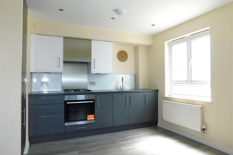 2 bedroom flat to rent, Elvedon Road, Feltham