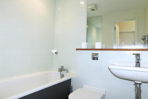 2 bedroom flat to rent, Elvedon Road, Feltham