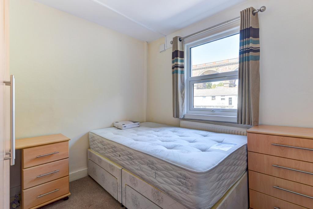 Bright and tidy single bedroom featuring a comf...