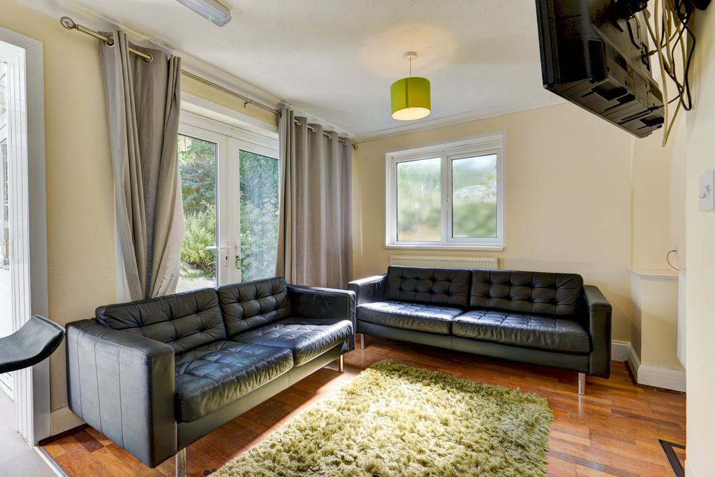 Bright, well-presented living room with two mod...