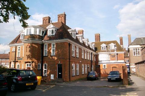 2 bedroom flat to rent - Burkes Road, Beaconsfield HP9