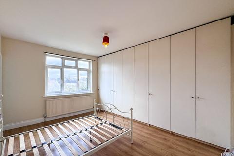 3 bedroom flat to rent, Buckingham Road, Edgware, HA8