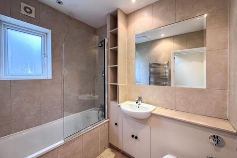 3 bedroom flat to rent, Buckingham Road, Edgware, HA8