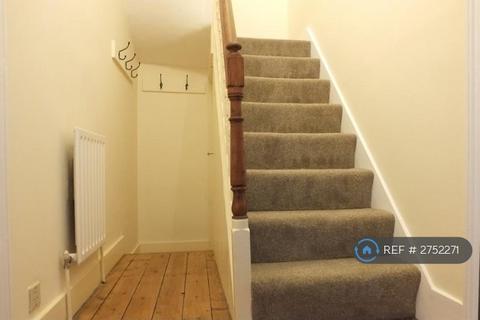 3 bedroom semi-detached house to rent, Acacia Road, Guildford, GU1