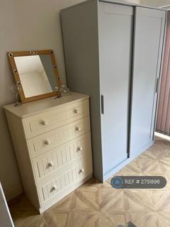 1 bedroom in a house share to rent, Malden Road, London, KT4