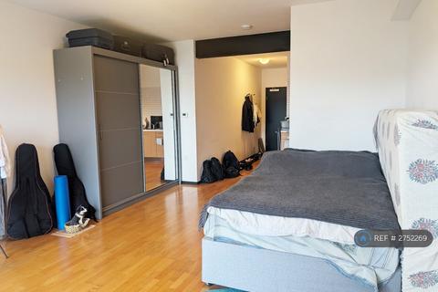 Studio to rent, Victoria Villas, Richmond, TW9
