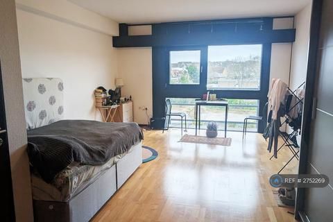 Studio to rent, Victoria Villas, Richmond, TW9
