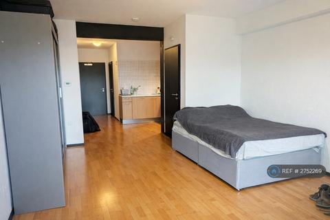 Studio to rent, Victoria Villas, Richmond, TW9