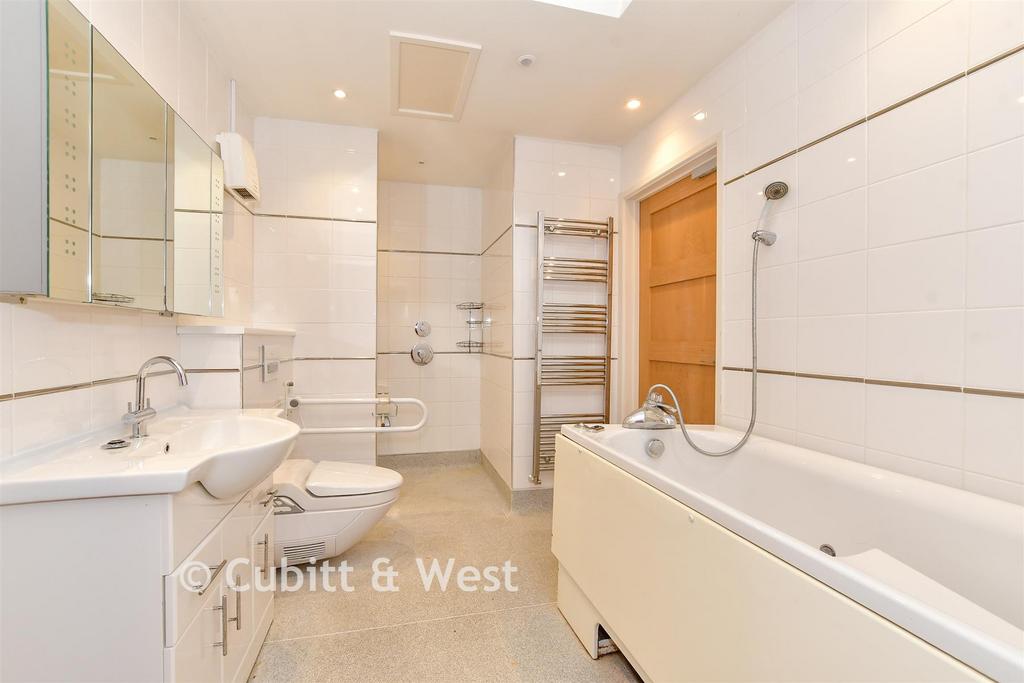 En-Suite Bathroom