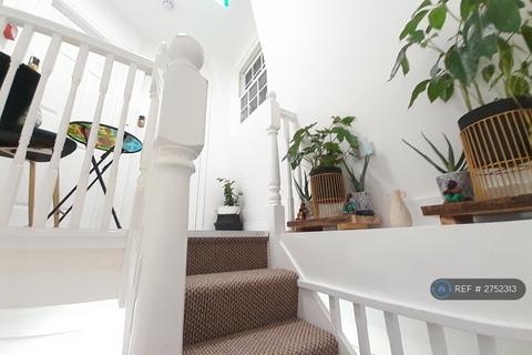 Studio to rent, Parkway Camden Town, London, NW1