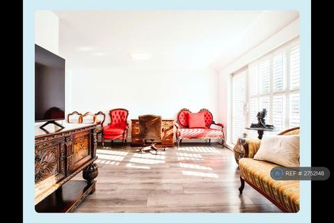 2 bedroom maisonette to rent, Pasley Close, London, SE17