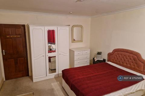 1 bedroom in a house share to rent, South Lane, Surrey, KT3