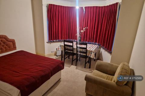 1 bedroom in a house share to rent, South Lane, Surrey, KT3
