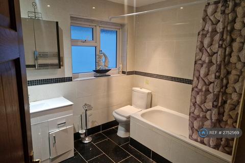 1 bedroom in a house share to rent, South Lane, Surrey, KT3