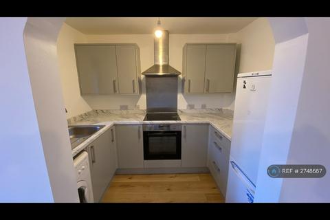 2 bedroom semi-detached house to rent, Russell Way, Sutton, SM1